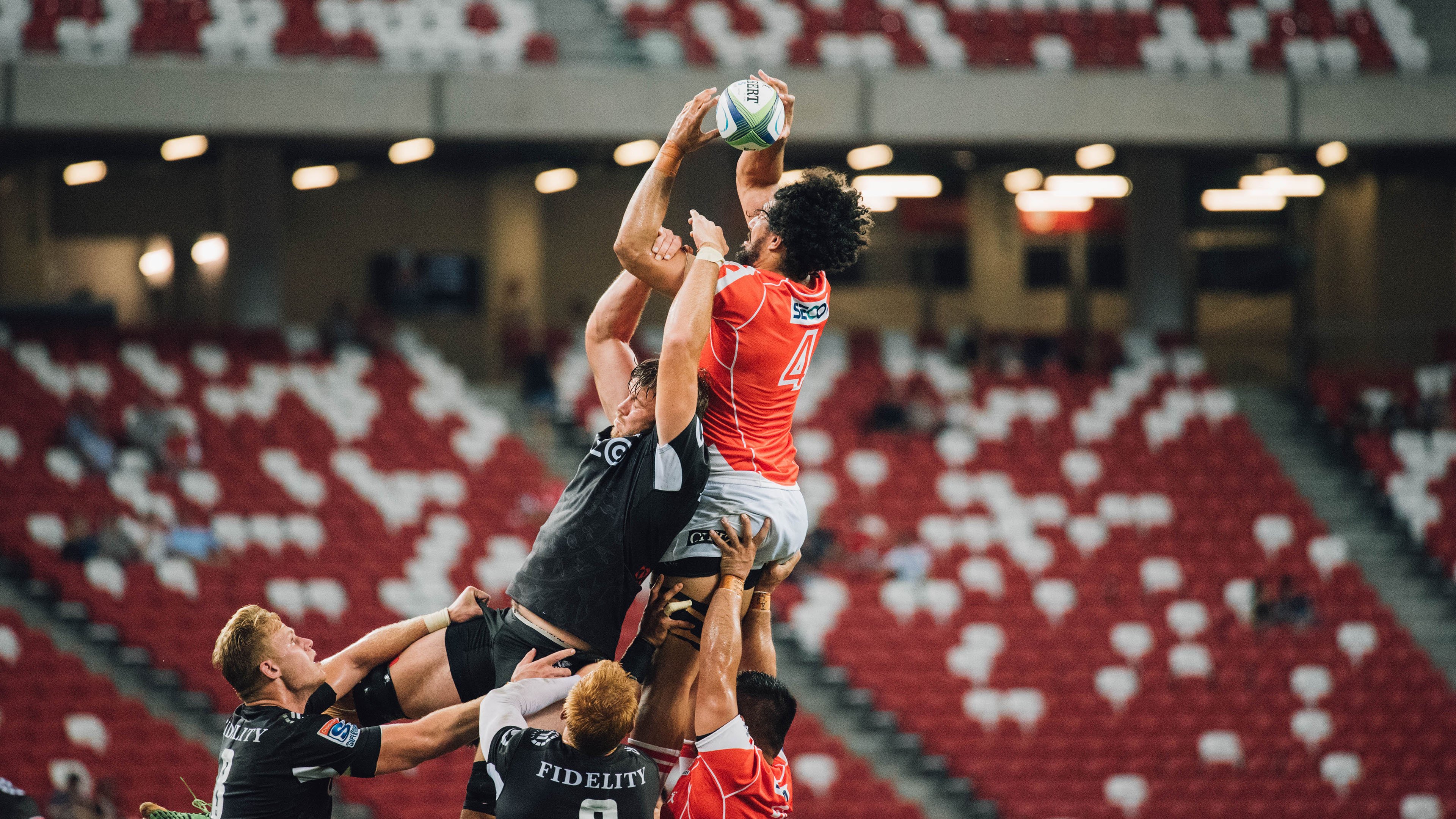 _夜灯光雪地赛：光影交错的冬日盛宴_，雪地里的灯光